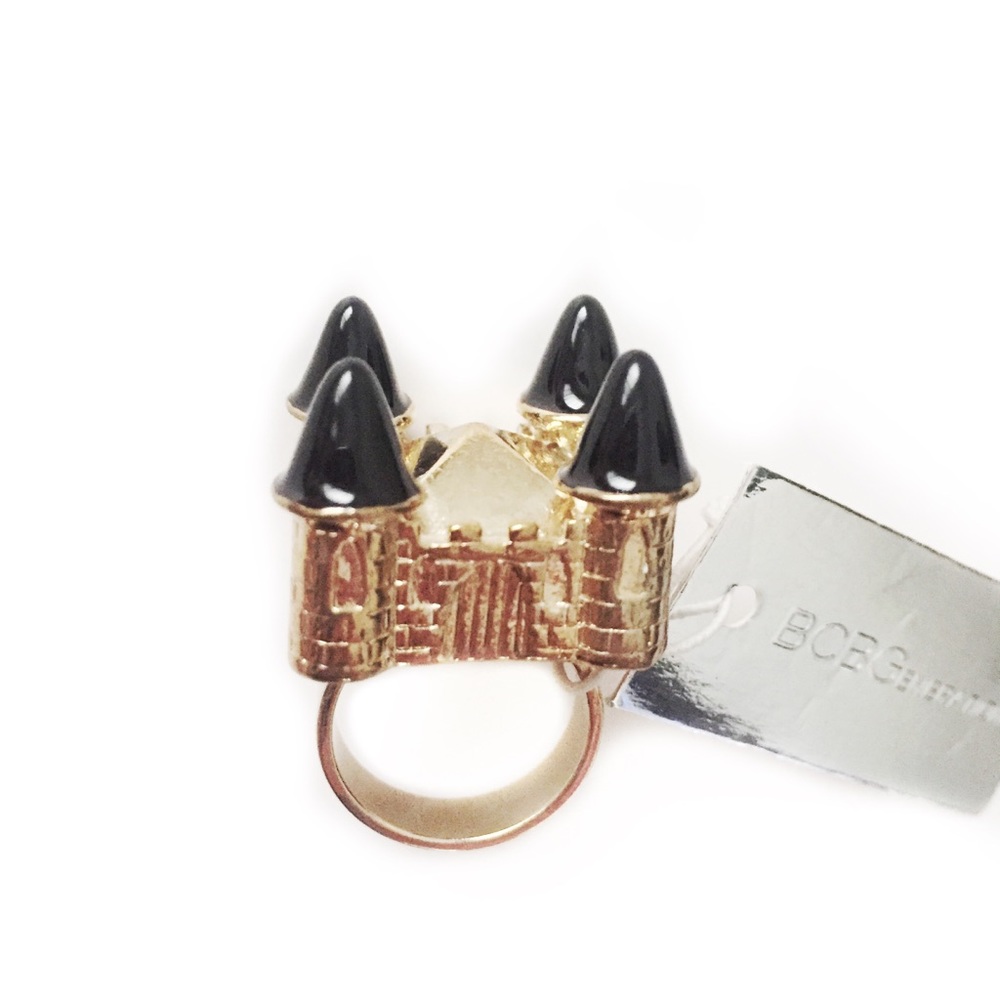 BCBGENERATION BIG COCKTAIL RING CASTLE GOLD STUD